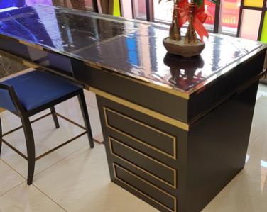 <strong>鑲邊鈦金不銹鋼辦公桌</strong>